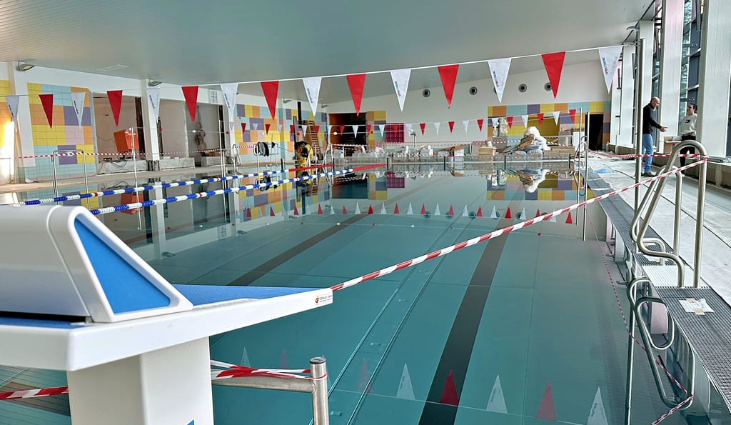 So sieht die fast fertiggestellte Schwimmhalle in Burg aus. Das Wasser im Becken ist befüllt und erwärmt, im Innenbereich stehen in den kommenden drei Monaten die letzten Arbeiten auf dem Plan.