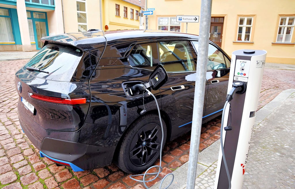 Ein rund 2,5 Tonnen schweres Oberklasse-SUV mit Elektromotor parkt am Mittwoch an der Ladesäule am Rathaus in Köthen.