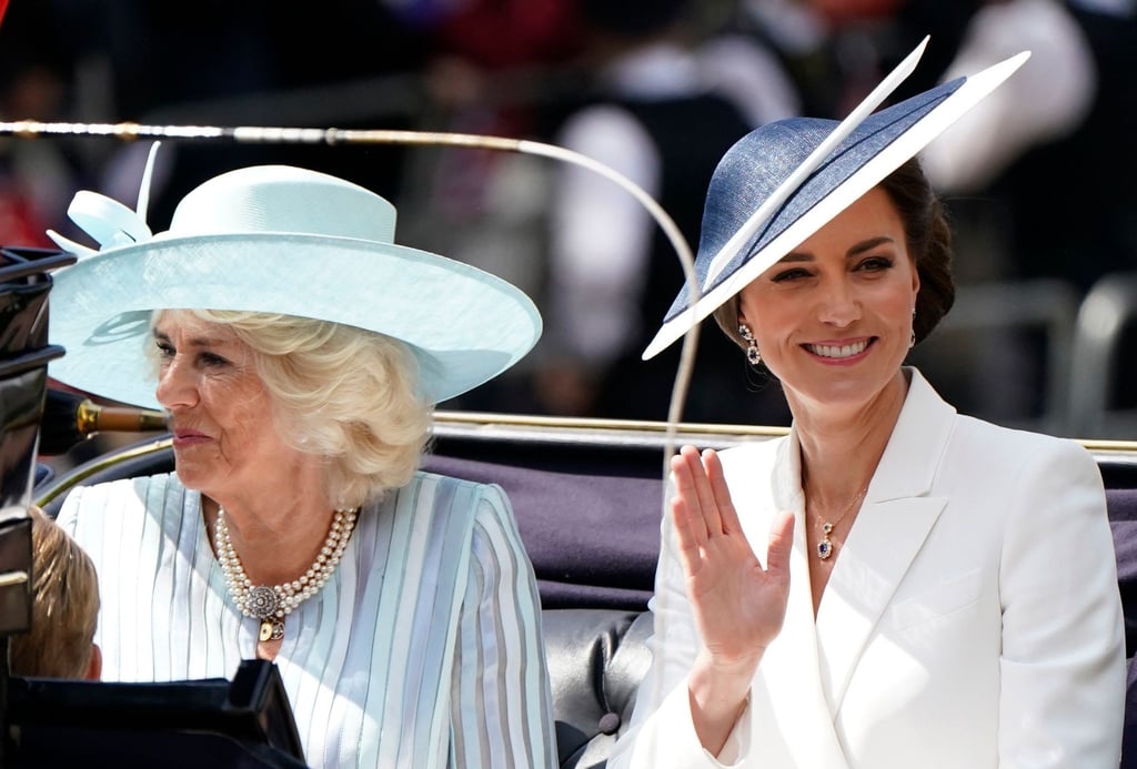 Königsgehmahlin Camilla und Prinzessin Kate fahren in einer Kutsche.
