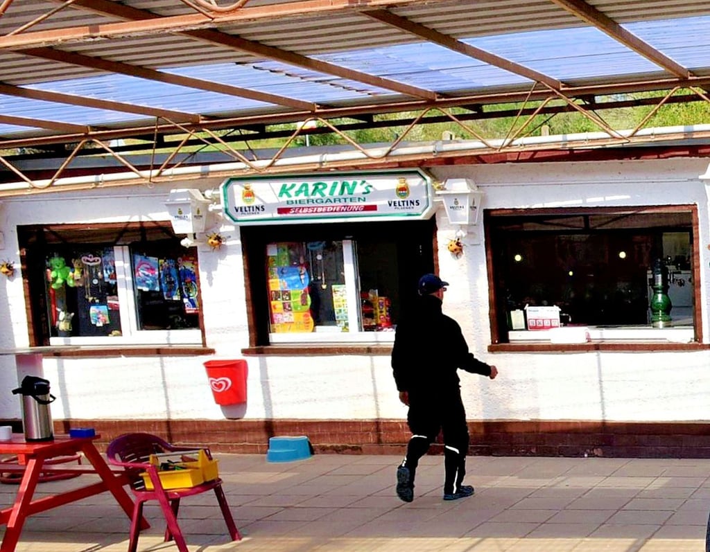 Der Kiosk im Tierpark Walbeck wird umfangreich saniert. Über 30 Jahre hat Karin Schumacher ihn betrieben. Nachdem sie Ende 2022 in Rente gegangenen ist, gibt es ab der Saison 2023 einen neuen Betreiber.