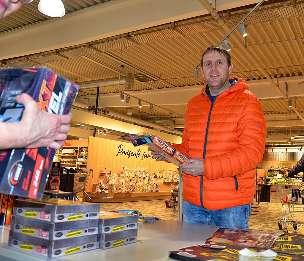 Der Schönebecker Marian Siegmund schaut sich genau an, was der Edeka-Markt an Feuerwerk verkauft.