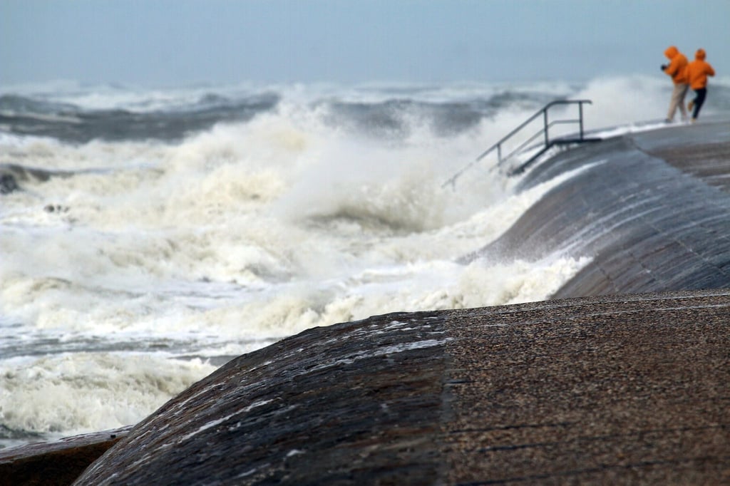 Das Orkantief „Ylenia“ hat auf der Ostfriesischen Insel Norderney für hohe Wellen gesorgt.