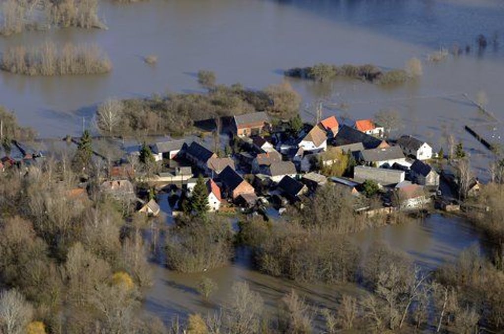 Land unter in Planena 2013: Halles kleinster Stadtteil wird vom Hochwasser in Saale und Weißer Elster schwer getroffen.
