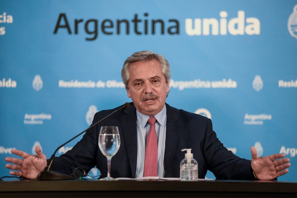 Der argentinische Präsident Alberto Fernandez spricht bei einer Pressekonferenz.