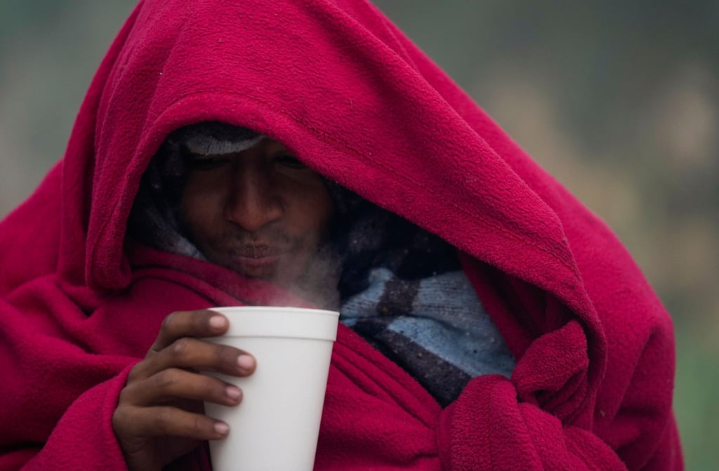 Kaffee gegen das kalte Wetter: Ein Migrant aus Venezuela in einem behelfsmäßigen Lager an der Grenze zwischen den USA und Mexiko.