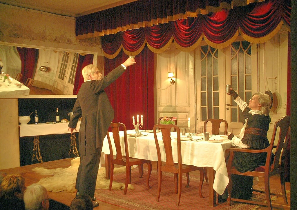„Cheerio, Miss Sophie!“: Die Inszenierung zu „Dinner for One“ im Theater an der Angel hat Kultstatus. Mehr als zwei Jahrzehnte schon schlüpfen die beiden Schauspieler Ines Lacroix und Matthias Engel in die Rollen von Miss Sophie und Butler James.