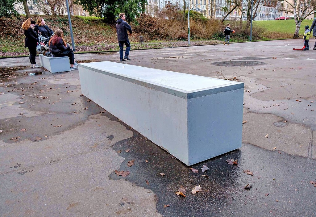 Zwei so genannte Curbs wurden am Rand des Basketballfeldes im Amselgrund aufgestellt. Hier können nun Skater ihre Kunststücke üben. Man kann natürlich auch einfach drauf sitzen, wie man hier sieht.