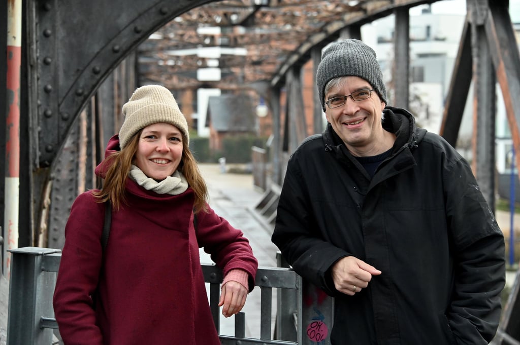 Kathrin Natho und Olaf Meister führen die mit elf Mitgliedern größte Fraktion Grüne/future! im Stadtrat an. Für ihr Doppelporträt suchten sie sich einen Platz aus, der für beide zu den schönsten in Magdeburg zählt – die historische Hubbrücke am Stadtpark.