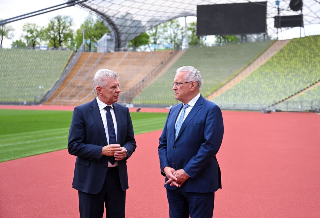 Dieter Reiter (l, SPD), Oberbürgermeister von München, und Joachim Herrmann (CSU), Innenminister von Bayern.