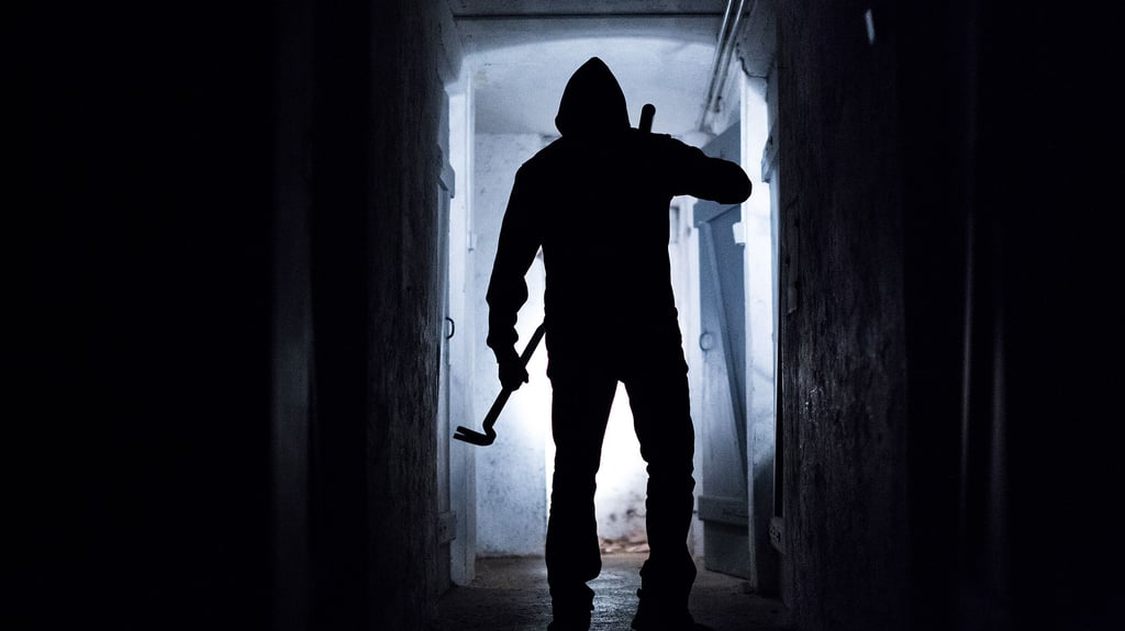 Es ist für viele der Albtraum schlechthin: Während man im Bett liegt, steigen Einbrecher ins Haus ein. Doch was nun?
