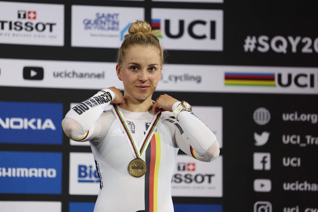Radsport/Bahn: Emma Hinze feiert ihre Bronzemedaille bei der Weltmeisterschaft in Frankreich.