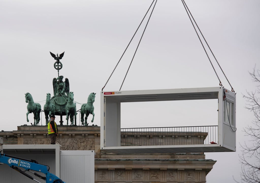 Am Brandenburger Tor haben die Aufbauarbeiten für die ZDF-Silvester-Party begonnen.