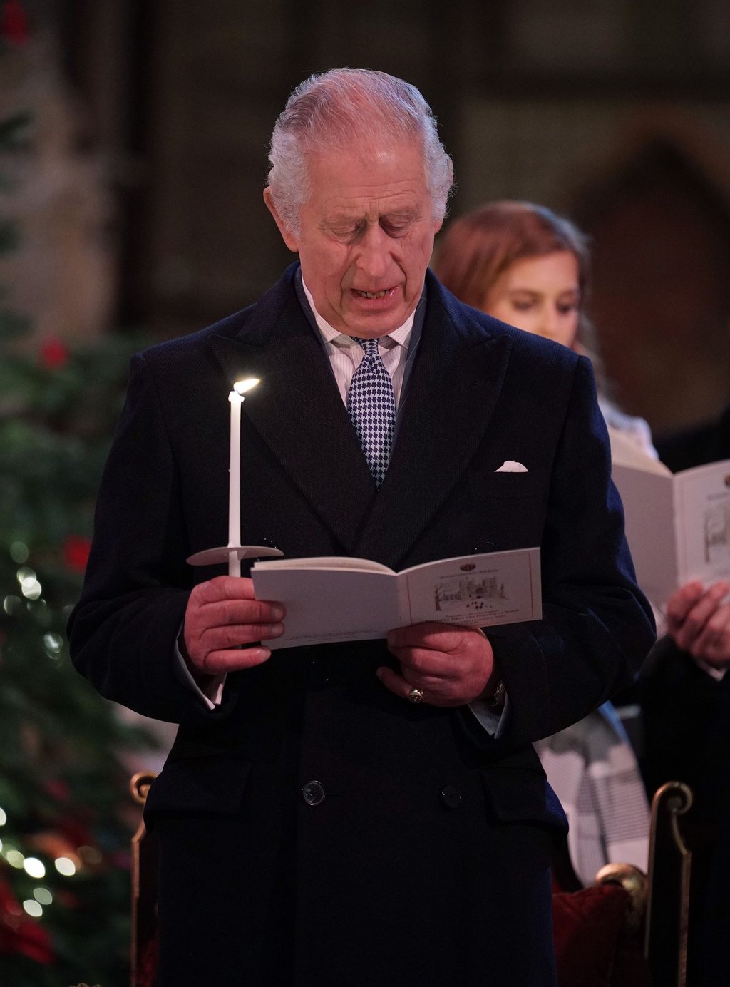 König Charles III. von Großbritannien während des Weihnachtsgottesdienstes „Together at Christmas“ in der Westminster Abbey.