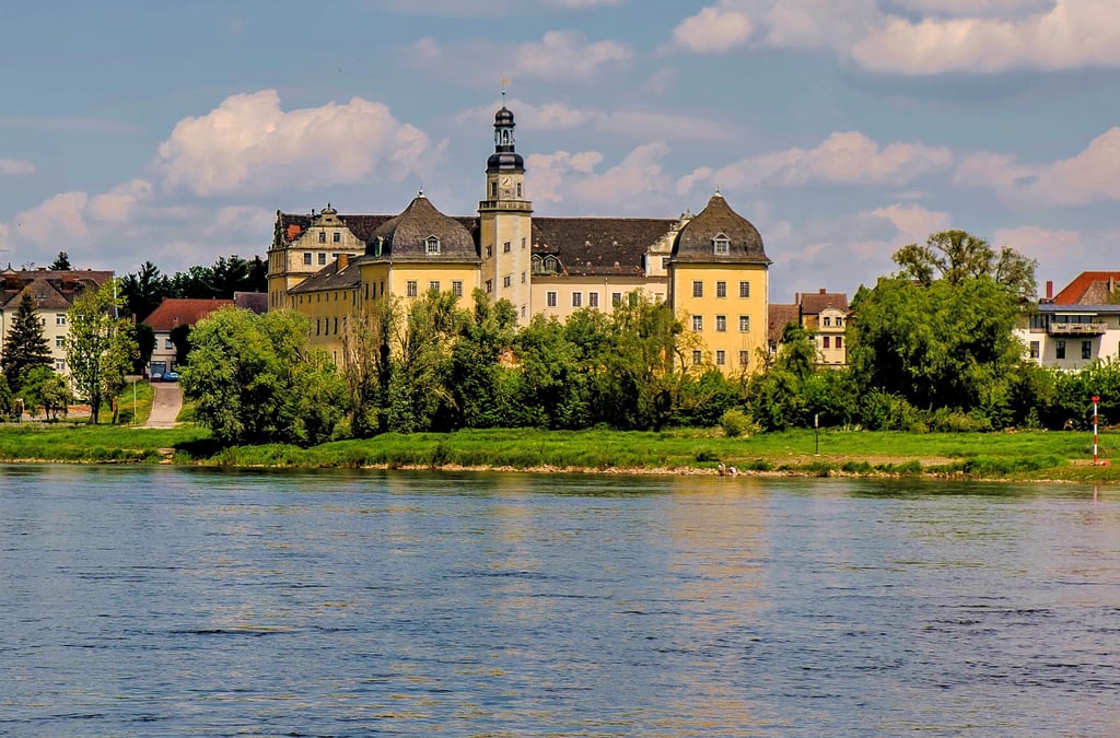 Es ist nicht wegzudenken aus der Silhouette der Stadt: Das Coswiger Schloss.