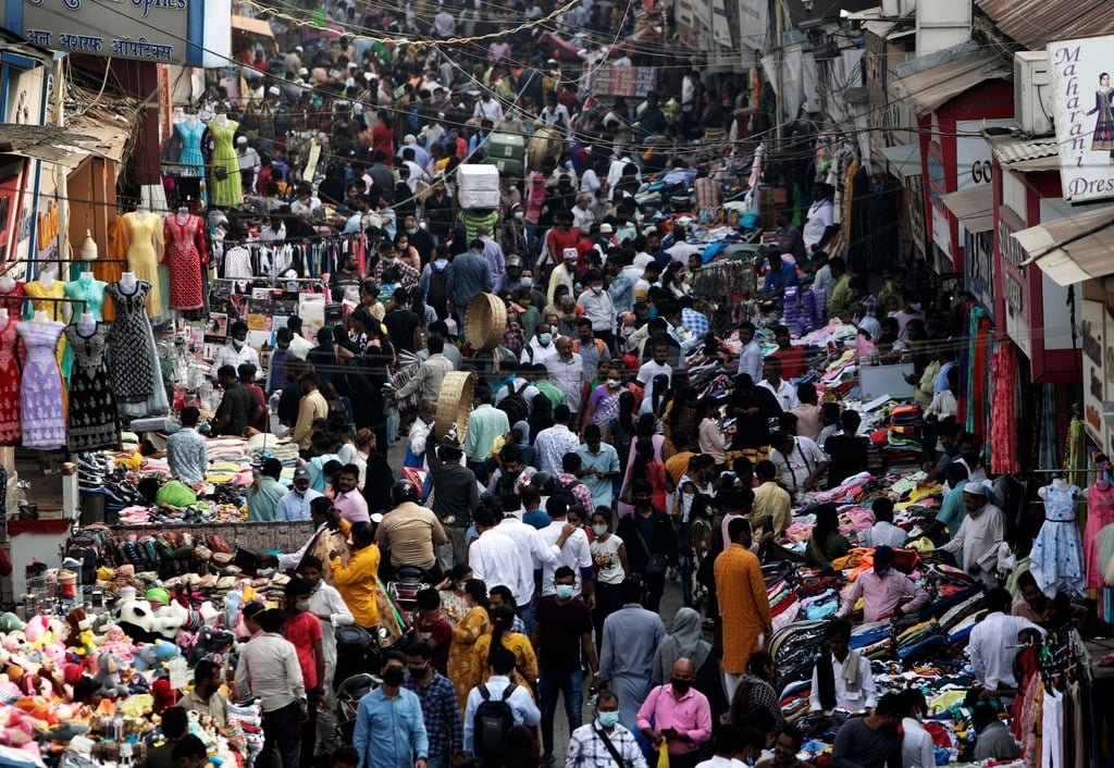 Zahlreiche Menschen sind auf einem Markt in Mumbai unterwegs.