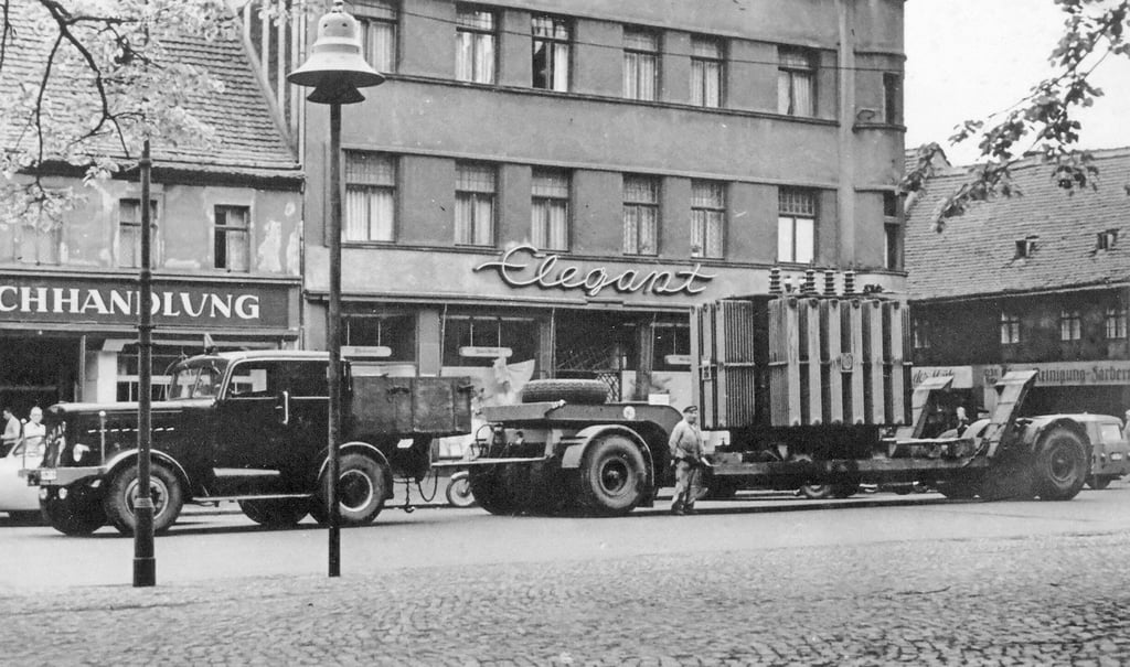 Gerhardt Ludwig, der das Geschäft von seinen Eltern übernommen hatte, bei einem Einsatz auf dem Bitterfelder Markt – heute ist an dieser Ecke Mäc-Geiz.