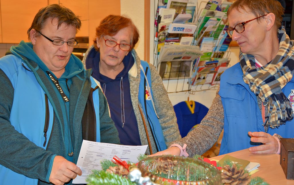 Anja Schmid, Heidi Grünier und Ute Meyer (von links) besprechen am Tresen im Aufenthaltsraum einige der nächsten Aufgaben in ihrer Schicht in der Ökumenischen Bahnhofsmission Halberstadt.