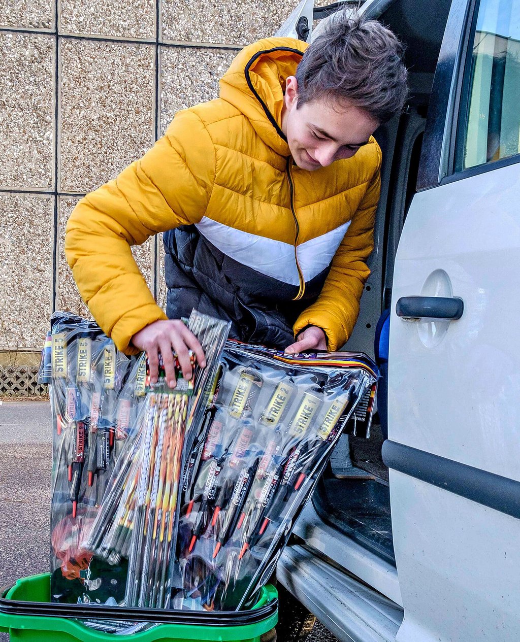 Viele Jugendliche lieben Silvesterfeuerwerk, hier rüstet sich Niclas damit aus.