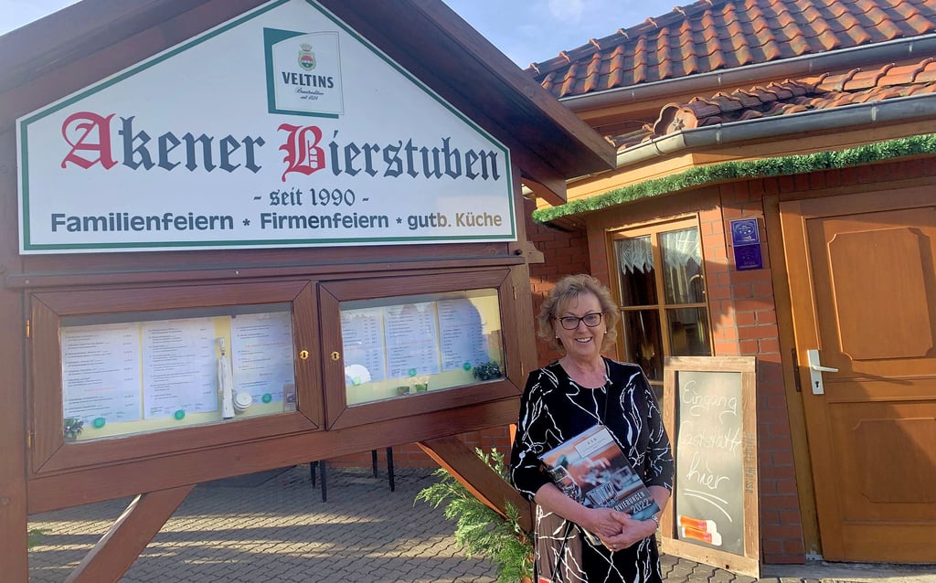 Ramona Schulz hält das Buch mit den letzten Reservierungen in der Hand.