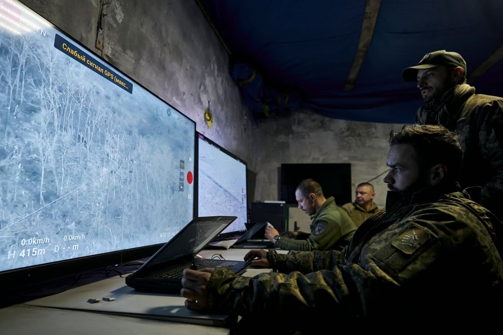 Ukrainische Soldaten verfolgen auf Monitoren die Übertragung von Drohnen in einer unterirdischen Kommandozentrale.
