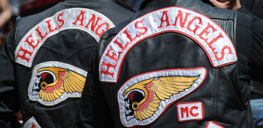 Die Rückseite der Westen von zwei Hells-Angels-Mitgliedern.