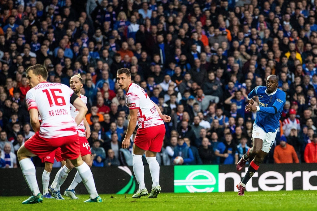 Zehntausende Augen sehen zu, die RB-Abwehr hinterher: Glen Kamara trifft zum 2:0 im Ibrox.