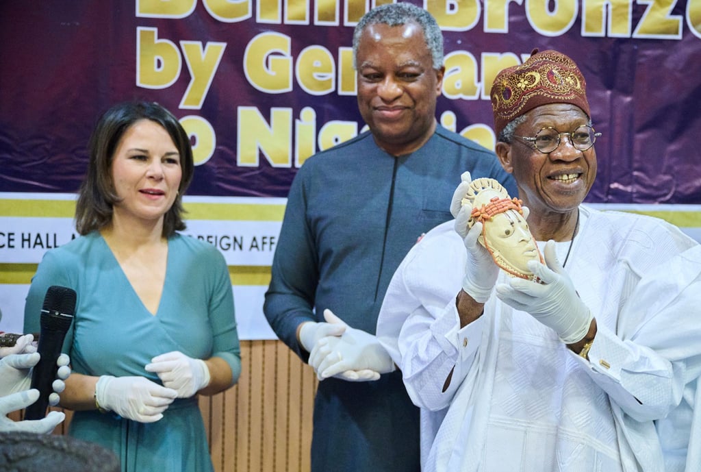 Alhaji Lai Mohammed (r), Minister für Information und Kultur in Nigeria, mit Außenministerin Annalena Baerbock (l.) und Nigerias Außenminister Geoffrey Onyeama in Abuja.