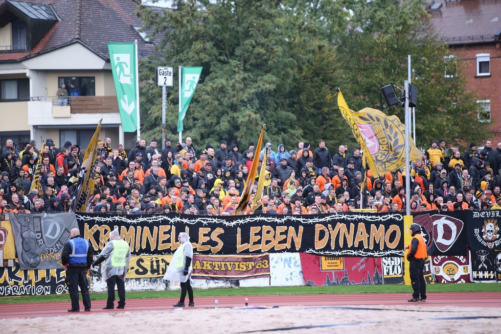 Friedliche Dynamo-Fans in der Fankurve.