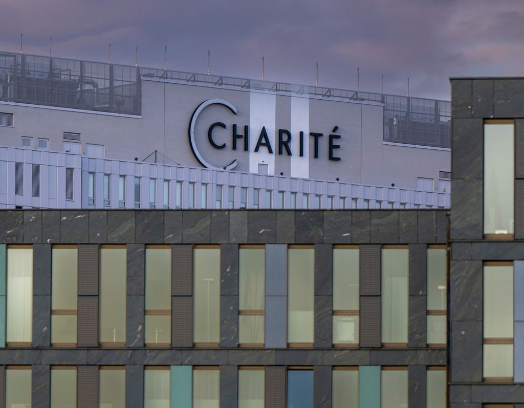 Blick auf das Bettenhaus der Charité auf dem Campus Berlin-Mitte.