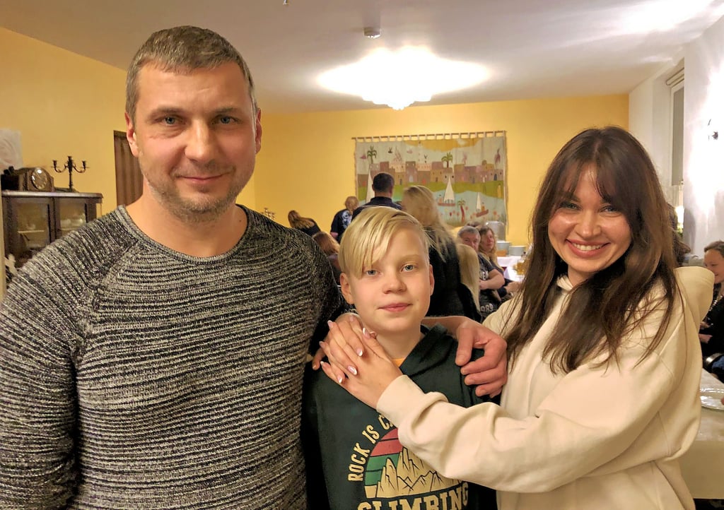 Aleksej, Zakhar und Olga (v.l.) leben in Krumpa. Die Eltern möchten Deutsch lernen und Arbeit finden.