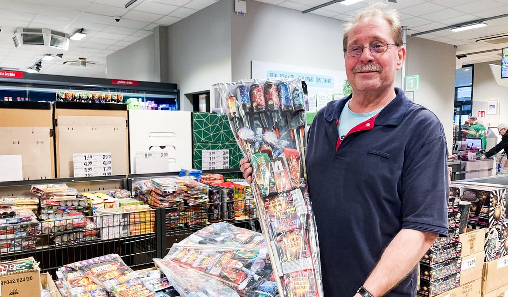 Helmut Rathgeber vom Rewe-Markt Grollmisch im Mettehof staunt über das Feuerwerks-Angebot.