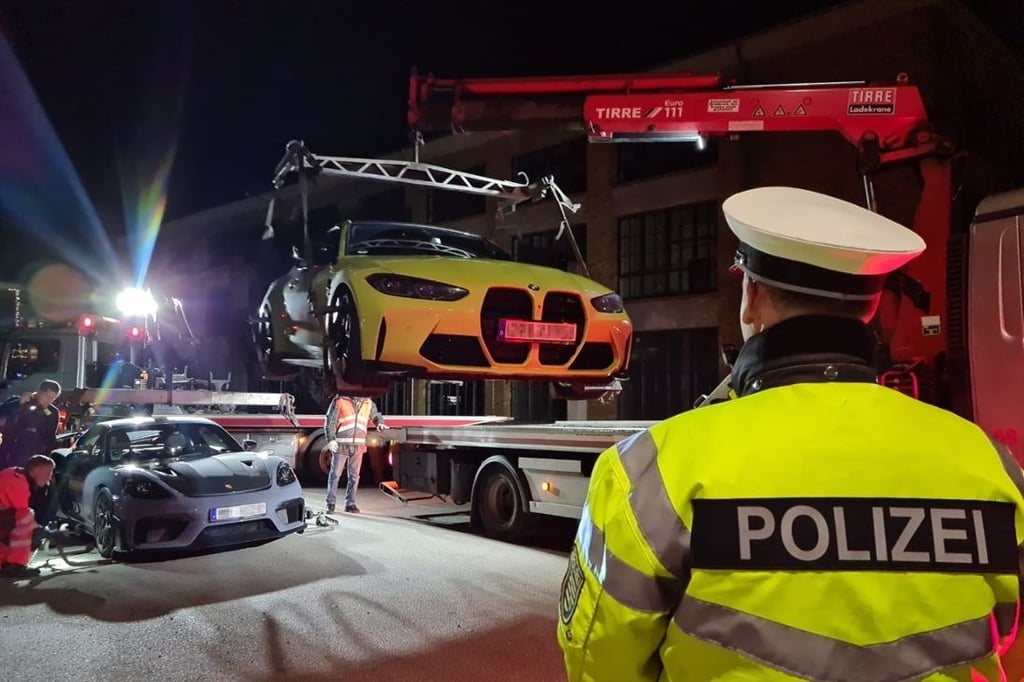 Nach einem illegalen Autorennen hat die Polizei beide Sportwagen beschlagnahmt.