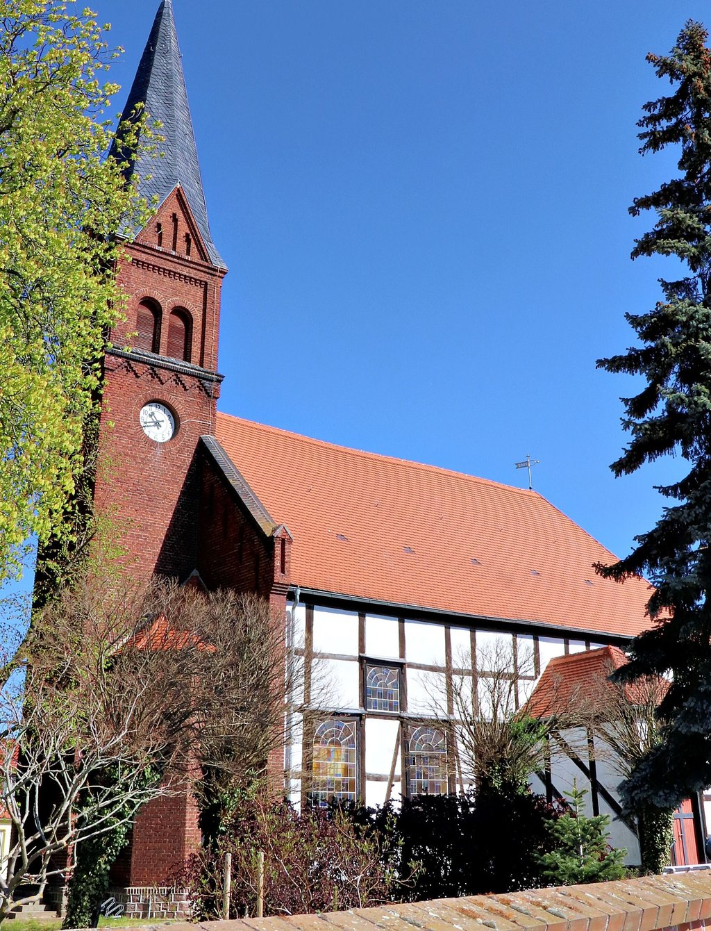 Die heutige Güsener Kirche ersetzte eine aus dem Mittelalter stammende Feldsteinkirche.