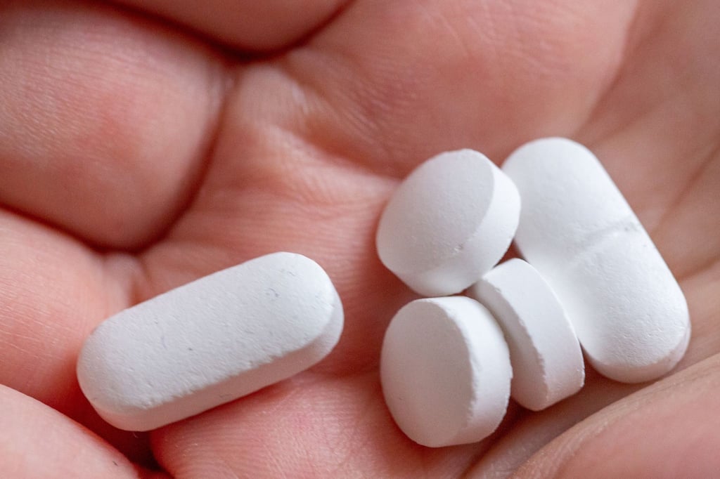 Eine einmalige Überdosierung ist bei Vitamin D relativ ungefährlich. Eine chronische Überdosierung kann jedoch zu Herzrhythmusstörungen und Nierenschädigungen führen.