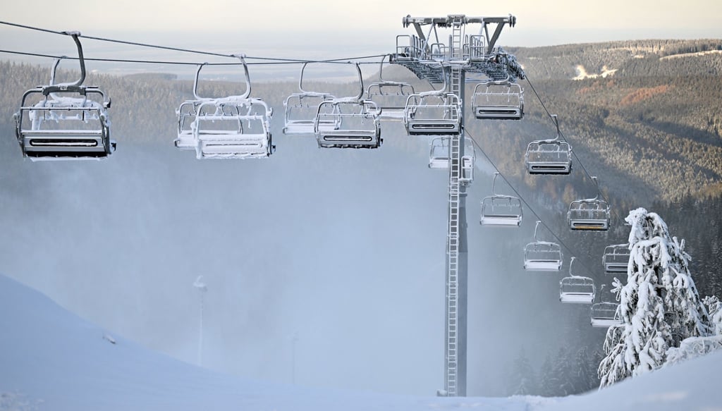 Der Skilift im Thüringer Wald ist von Frost und Schnee bedeckt.