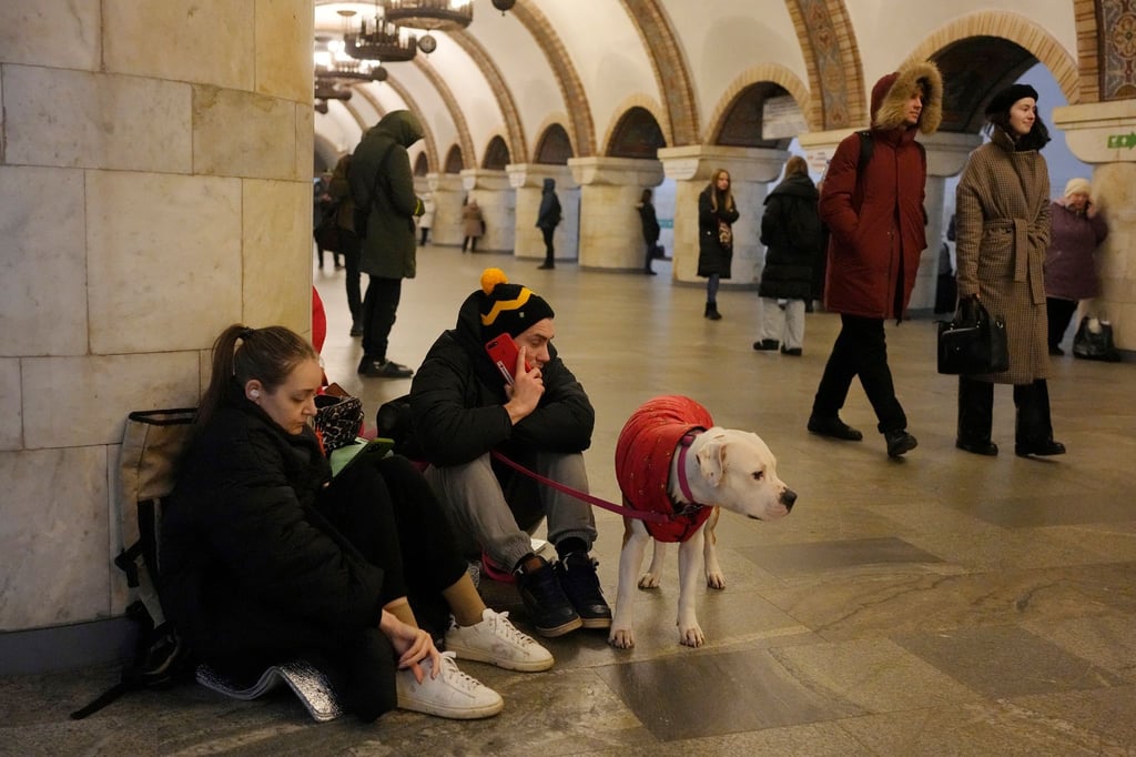 Menschen finden während eines Raketenangriffs Schutz in einer U-Bahn-Station in Kiew.