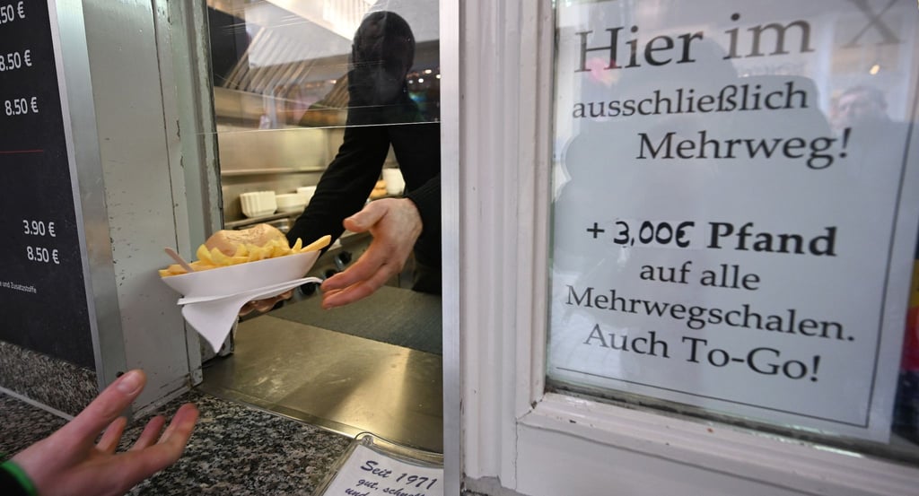 Kunden haben ab dem neuen Jahr ein Anrecht darauf, ihre Speisen und Getränke zum Mitnehmen in einer Mehrwegverpackung zu bekommen.
