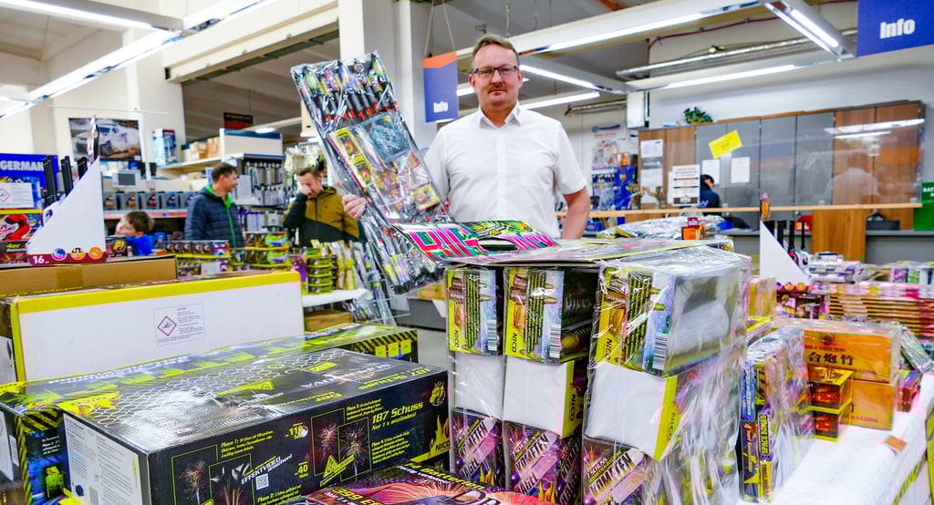 Stephan Wittig verkauft in seinem gleichnamigen Baumarkt in Jessen Feuerwerkskörper von einzelnen Knallkörpern bis Familienpackungen.