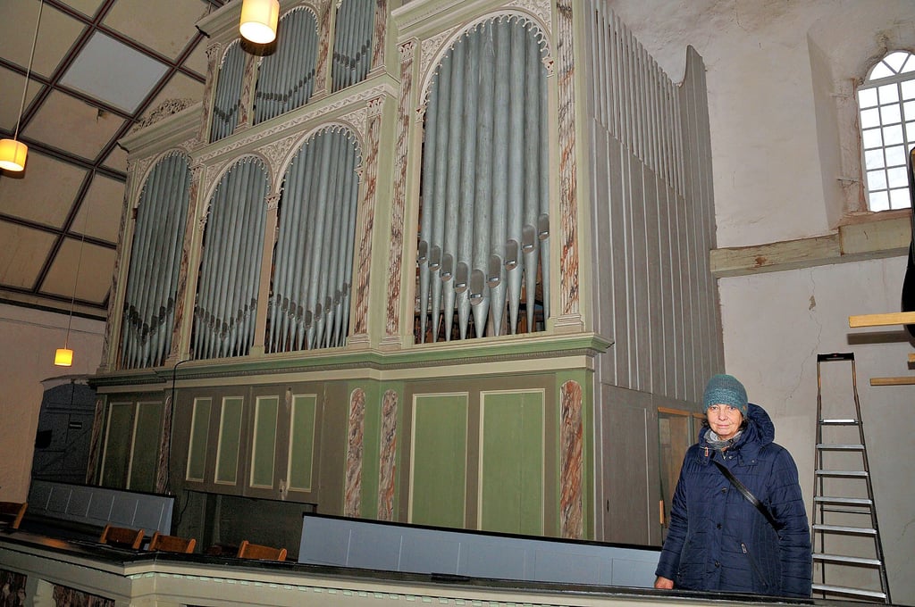 Irmgard Pätzold vor der Strobel-Orgel in der Kirche Sankt Georgii in Kelbra.