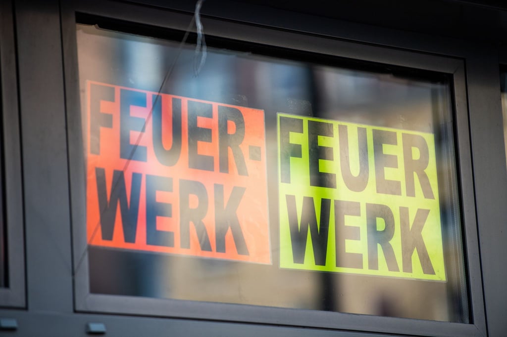 „Feuerwerk“ steht auf Werbeplakaten an einem Geschäft.
