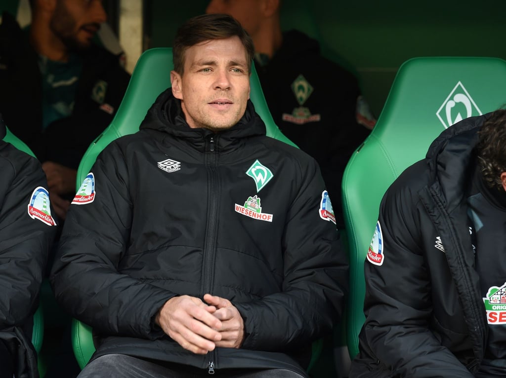 Werders Leiter der Scouting Abteilung, Clemens Fritz sitzt auf der Bank.