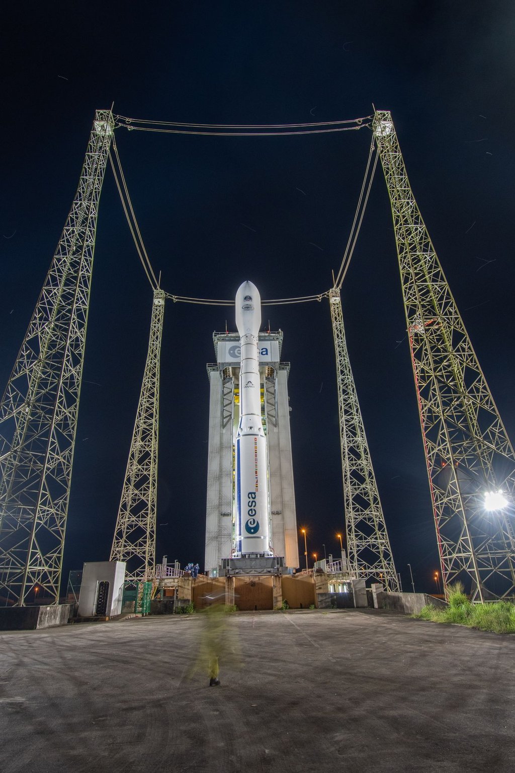 Eine Vega-C-Rakete steht auf dem europäischen Weltraumbahnhof in Kourou, Französisch-Guayana, bereit für den Start.