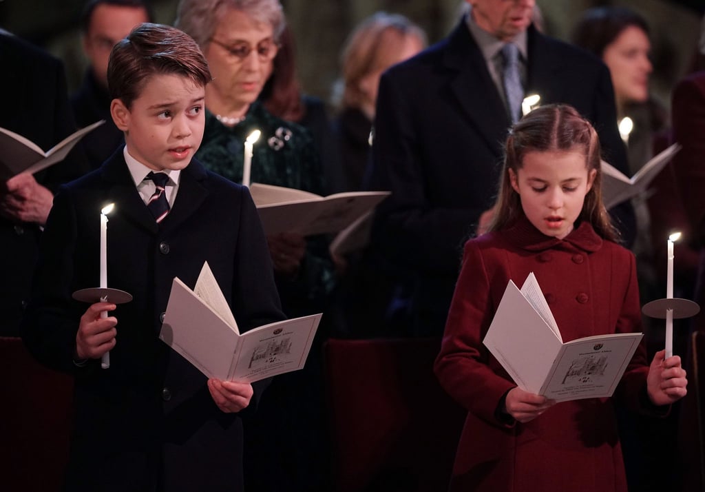 Prinz George (l) und seine Schwester Charlotte singen mit beim Weihnachtsgottesdienst „Together at Christmas“ in der Westminster Abbey.
