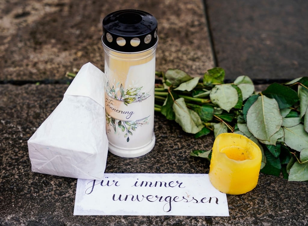 Kerzen, Blumen und ein Zettel sind zur Erinnerung der Opfer des Amoklaufs vor dem Gebäude der Neuen Universität niedergelegt worden.