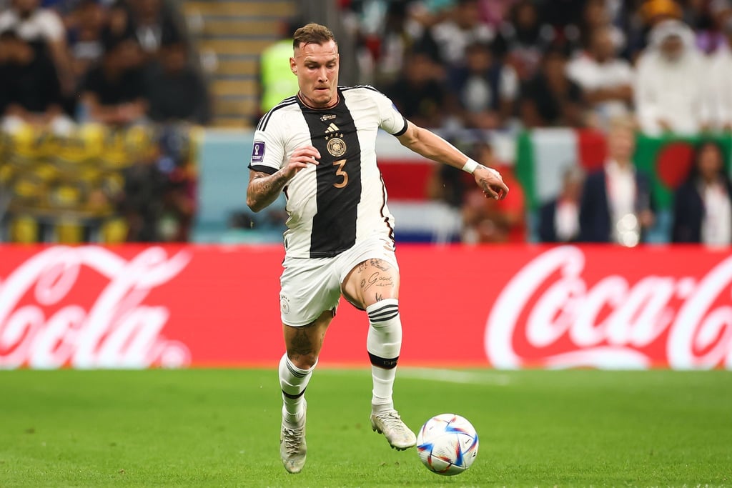 David Raum spielt den Ball.