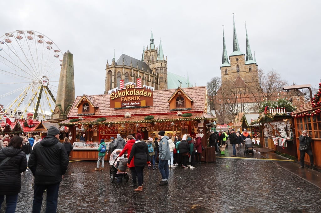 Besucher sind auf dem Erfurter Weihnachtsmarkt unterwegs.