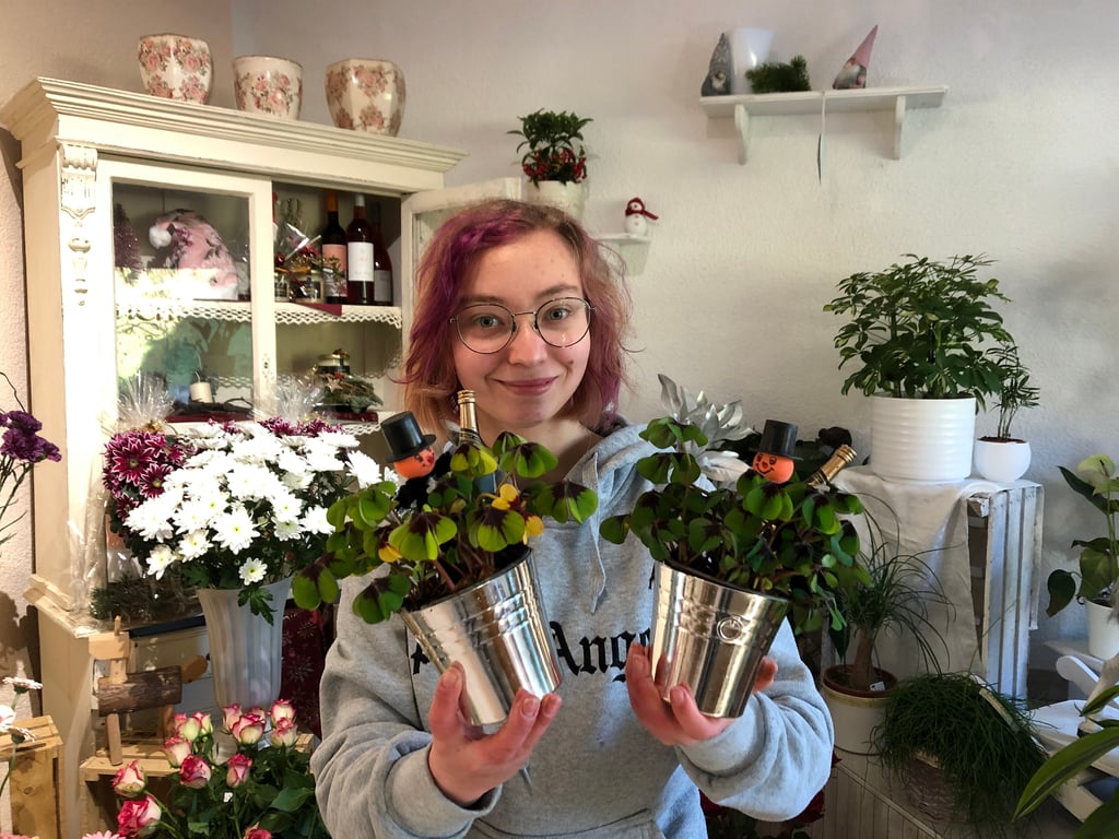 Damit die guten Wünsche in Erfüllung gehen, schenken sich die Menschen zum Jahreswechsel häufig Glücksklee. Auf die Nachfrage ist auch die Blumenstube in Langendorf vorbereitet,teilt Azubi Merle Rohmund mit.