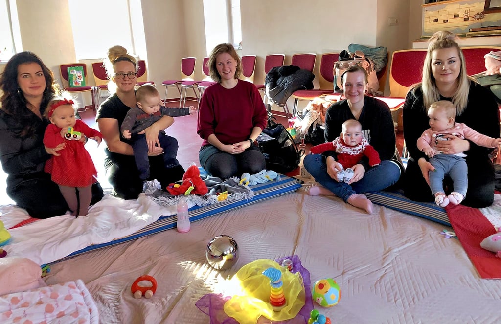 Familienbildungsreferentin Annika Hübsch (Mitte) organisiert die neue Krabbelgruppe in Braunsbedra, ein Angebot des Vereins CVJM Familienarbeit Mitteldeutschland.