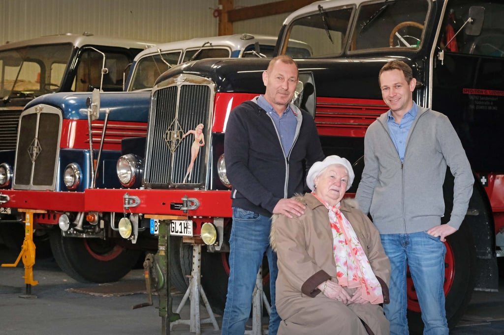 Uwe Ludwig (l.) mit seiner Mutter Anneliese und Sohn Max Lier vor aufpolierten Oldtimern: Die waren das Steckenpferd von Gerhardt Ludwig.