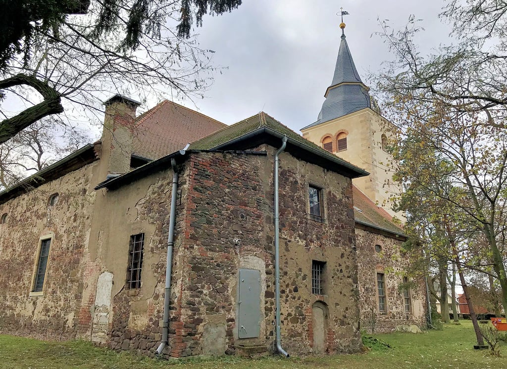 Die Barleber Dorfkirche soll eine neue Außenhaut bekommen. Im Zuge der Sanierung soll auch das Heizhaus an der Nordsakristei abgrissen werden.